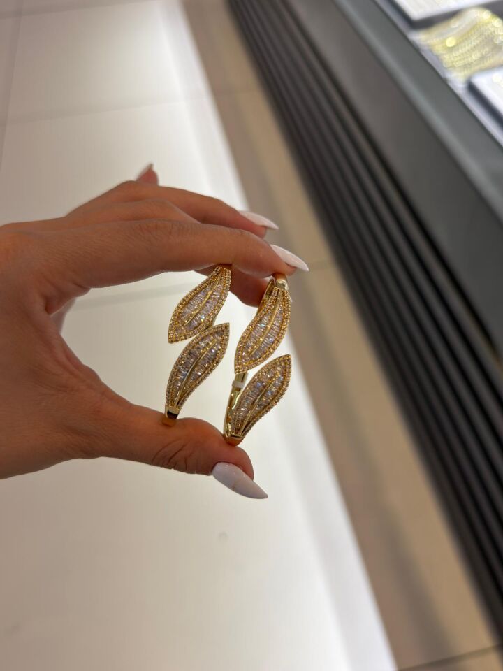 Luzzo Yaprak Desen Taşlı Gold Kelepçe