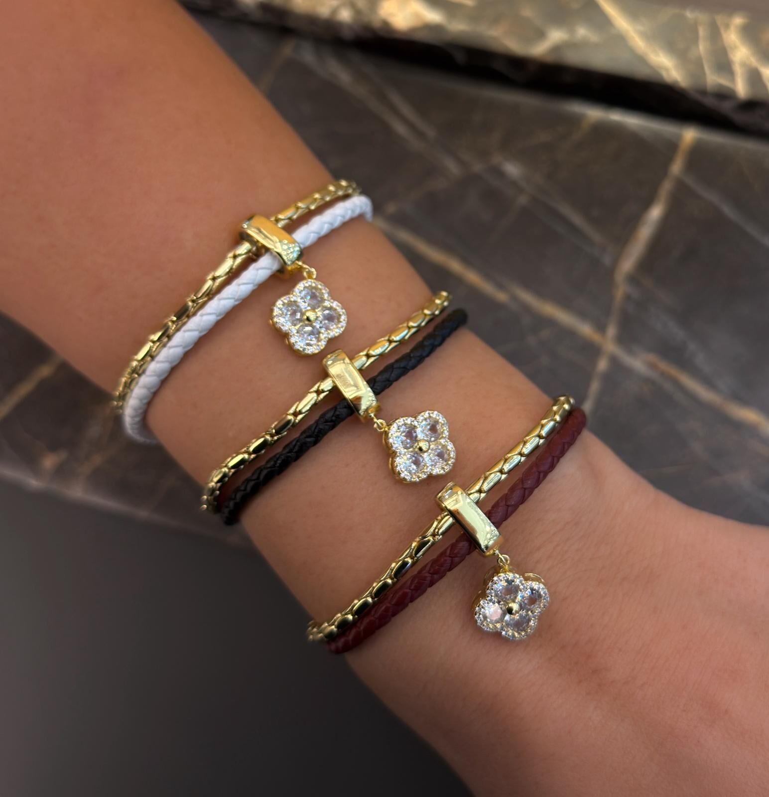 Yonca Charmlı Deri Bileklik