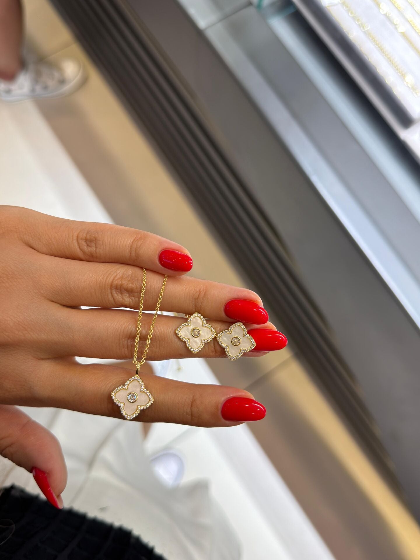 Luzzo Gold Kuyum İşçilik Sedefli Tasarım Yonca Takım