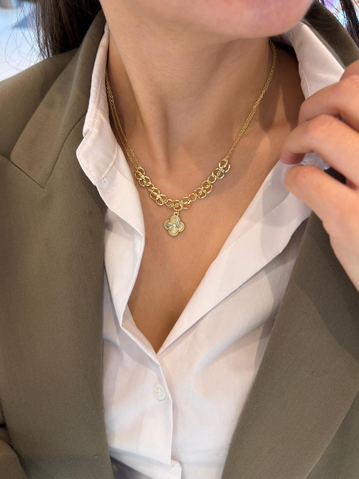 Yonca Charmlı Kolye