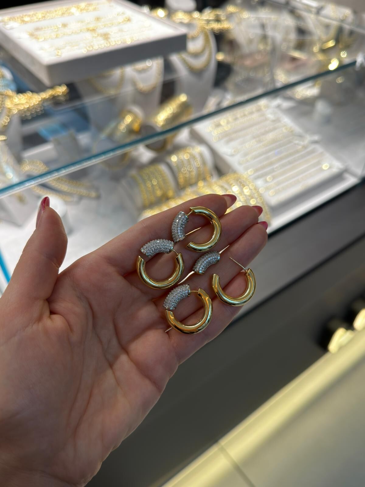 Taş Detaylı Halka Küpe