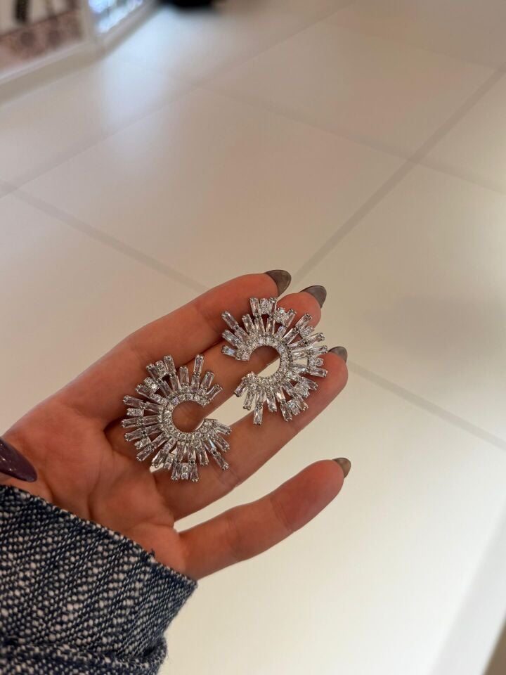 Halka Model Taşlı Küpe