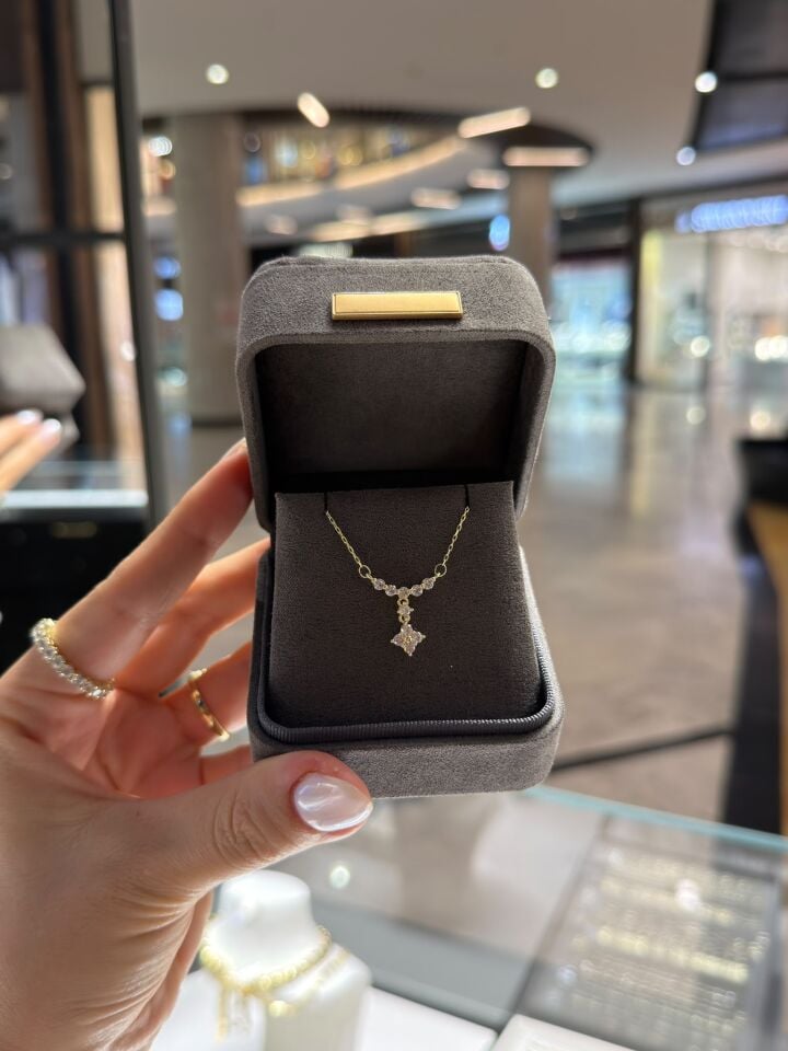 Gold Taşlı Zarif Kolye