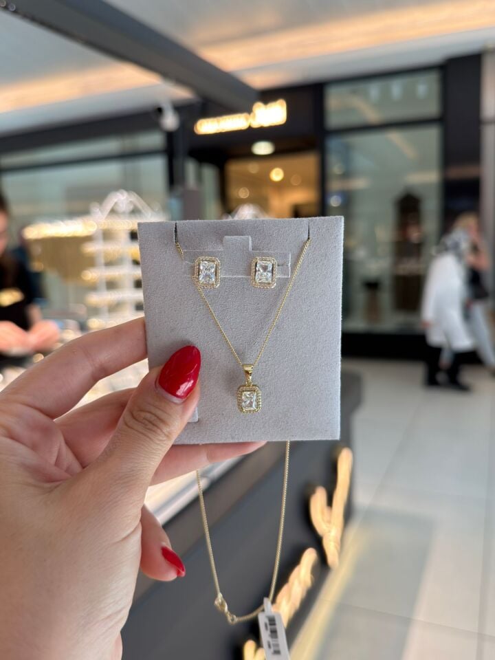 Luzzo Kare Taşlı Gold Set